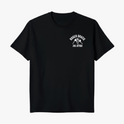 Camiseta com estampa frontal de logo e dois lutadores de jiu-jitsu em postura de combate, e estampa traseira de lutadores em ação sob logotipo em arco.