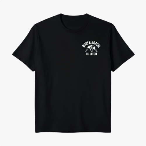 Camiseta com estampa frontal de logo e dois lutadores de jiu-jitsu em postura de combate, e estampa traseira de lutadores em ação sob logotipo em arco.