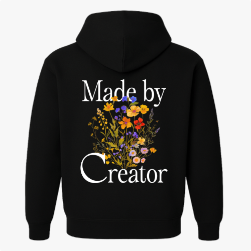 Moletom com estampa frontal de texto estilizado "Made by Creator" no lado superior esquerdo e estampa traseira de flores variadas sob o mesmo texto.