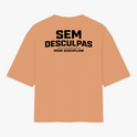 Camiseta com estampa frontal de "IRON DISCIPLINE" em estilo metálico e estampa traseira com "SEM DESCULPAS" em texto destacado acima de "IRON DISCIPLINE".