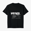 Camiseta com estampa frontal de piloto em pose de vitória sob a palavra "WINNER", com o número "69" e o nome "Nicolas Costa".