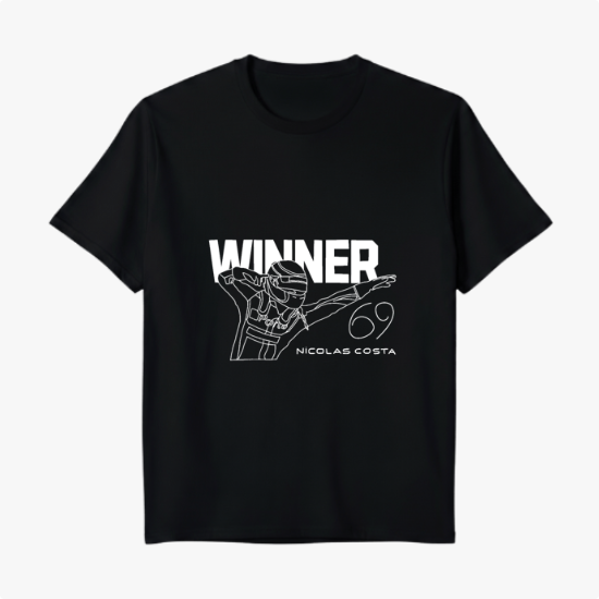 Camiseta com estampa frontal de piloto em pose de vitória sob a palavra "WINNER", com o número "69" e o nome "Nicolas Costa".