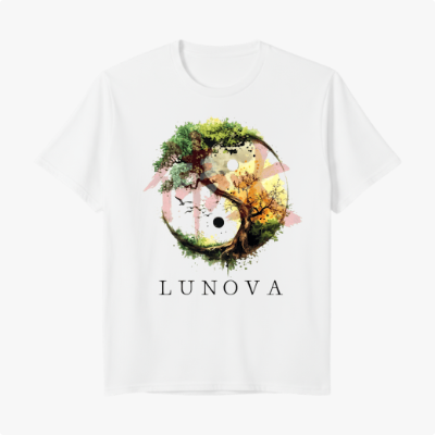 Camiseta com estampa frontal de um yin yang formado por elementos naturais como árvores e vegetação, com a palavra "LUNOVA" abaixo.
