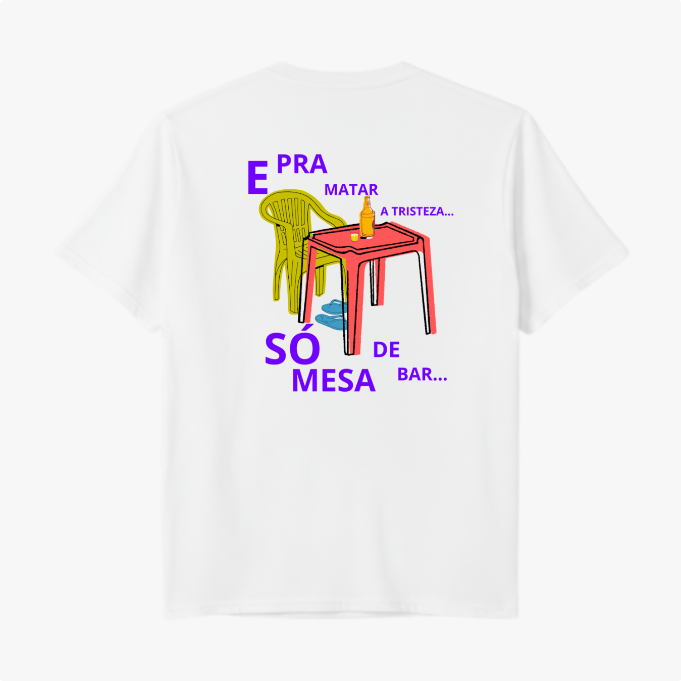 Camiseta com estampa frontal de um pequeno logotipo e texto "JOSÉ VIRA'ES LIFESTYLE" e estampa traseira de mesa, cadeira, garrafa e frase de bar.