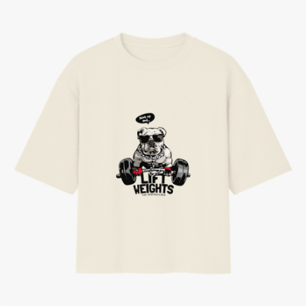 Camiseta com estampa frontal de um buldogue usando óculos de sol e boné, sentado em uma barra de pesos com a frase "LIFT WEIGHTS" destacada embaixo.