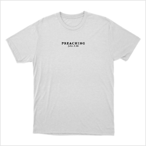 Camiseta com estampa frontal de texto "PREACHING John 3:16" em vermelho e estampa traseira com mix de textos, incluindo "JOÃO 3" e elementos sublinhados.