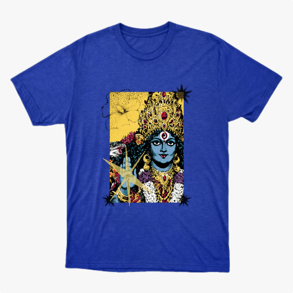 Camiseta com estampa frontal de uma figura feminina em estilo artístico, adornada com joias e detalhes florais, destacando expressões culturais e místicas.