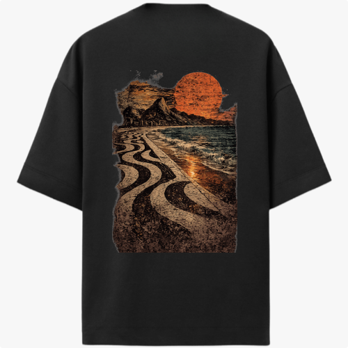 Camiseta com estampa frontal de símbolo minimalista no canto inferior e estampa traseira de paisagem praiana ao entardecer com padrão de calçada ondulada.