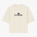 Camiseta com estampa frontal de uma coroa acima da palavra "LUNOVA" e estampa traseira de coroa detalhada sobreposta à palavra "KING".