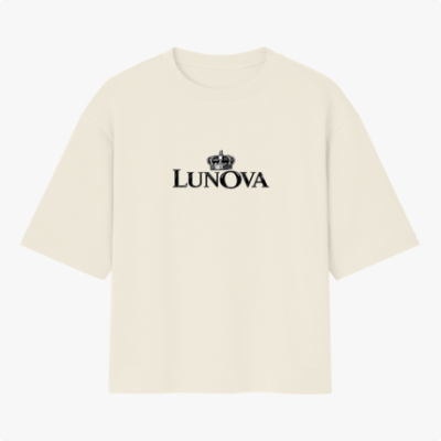 Camiseta com estampa frontal de uma coroa acima da palavra "LUNOVA" e estampa traseira de coroa detalhada sobreposta à palavra "KING".