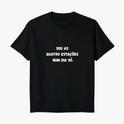 Camiseta com estampa frontal de texto em forma de frase que diz "SOU AS QUATRO ESTAÇÕES NUM DIA SÓ." em fonte de estilo marcante e legível.