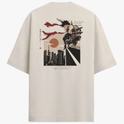 Camiseta com estampa frontal de cabeça estilizada com detalhes vermelhos e estampa traseira de personagem sobre cidade com sol poente e caracteres gráficos.