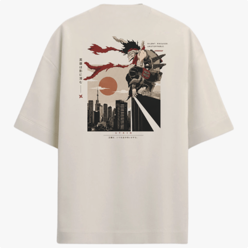 Camiseta com estampa frontal de cabeça estilizada com detalhes vermelhos e estampa traseira de personagem sobre cidade com sol poente e caracteres gráficos.