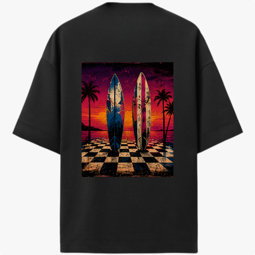 Camiseta com estampa frontal de símbolo minimalista e estampa traseira de pranchas de surfe em fundo de pôr do sol com palmeiras e chão xadrez.