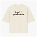 Camiseta com estampa frontal de texto "Forró é patrimônio" e estampa traseira com pequeno logotipo circular acima de texto menor centralizado.