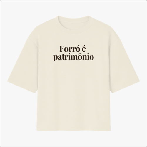 Camiseta com estampa frontal de texto "Forró é patrimônio" e estampa traseira com pequeno logotipo circular acima de texto menor centralizado.