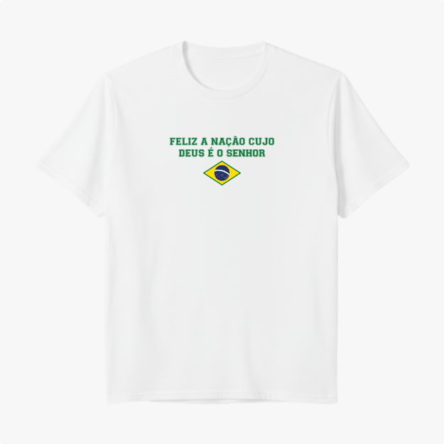 Camiseta com estampa frontal de frase inspiradora acompanhada de símbolo nacional e estampa traseira com texto "SALMOS" acima dos números "33" e "12".