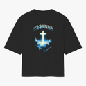 Camiseta com estampa frontal de cruz radiante em meio a nuvens, com a palavra "HOSANNA" em destaque na parte superior.