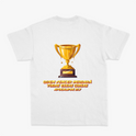 Camiseta com estampa frontal de troféu estilizado pequeno e estampa traseira de troféu grande sobre frase "QUEM VENCER HERDARÁ TODAS ESSAS COISAS APOCALIPSE 21:7".