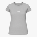 Camiseta com estampa frontal de um discreto logotipo estilizado em fonte moderna.