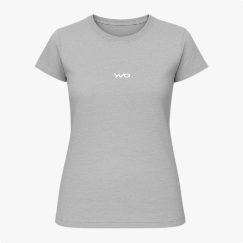 Camiseta com estampa frontal de um discreto logotipo estilizado em fonte moderna.