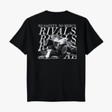 Camiseta com estampa frontal de "RIVALS" em letras elegantes e estampa traseira com imagem de carros de corrida, acompanhada das frases "NO SAFETY. NO MERCY" repetidas.