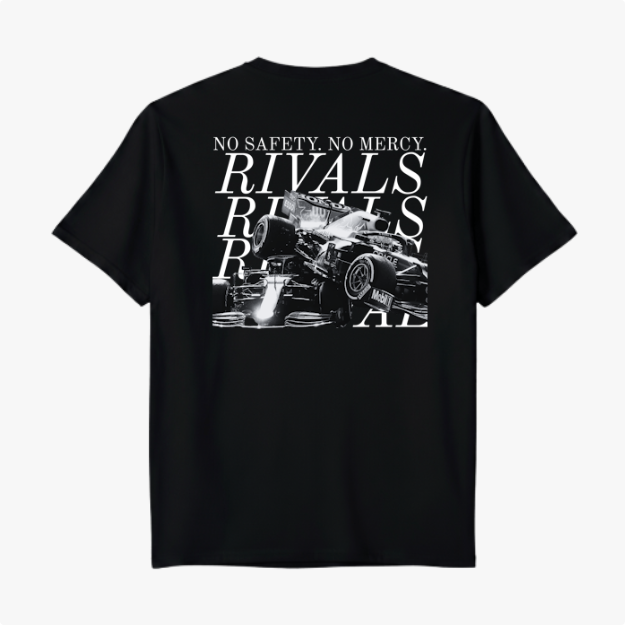 Camiseta com estampa frontal de "RIVALS" em letras elegantes e estampa traseira com imagem de carros de corrida, acompanhada das frases "NO SAFETY. NO MERCY" repetidas.