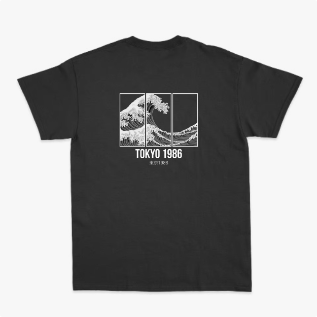 Camiseta com estampa traseira de onda dividida em três painéis, acompanhada do texto "TOKYO 1986" e caracteres japoneses abaixo.