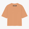 Camiseta com estampa traseira de retângulo preto e branco com texto "INFINITY" ao lado de um pequeno quadrado contendo a letra "V".