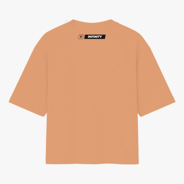 Camiseta com estampa traseira de retângulo preto e branco com texto "INFINITY" ao lado de um pequeno quadrado contendo a letra "V".