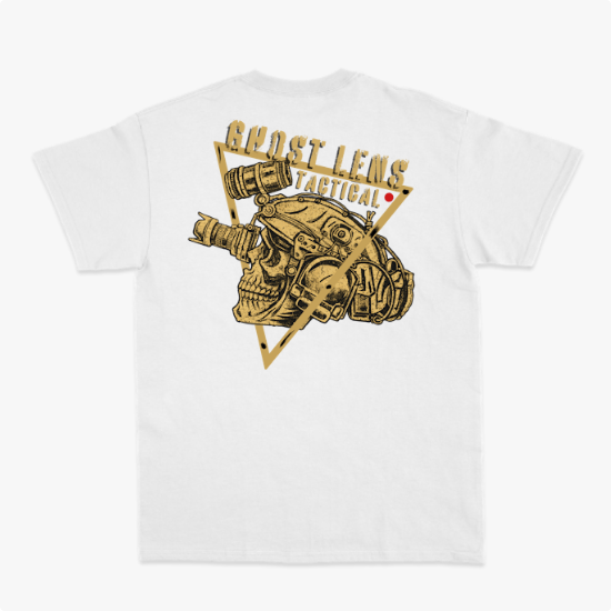 Camiseta com estampa frontal de caveira com óculos táticos dentro de triângulo e estampa traseira de caveira com mesma temática, escrita "Ghost Lens Tactical".