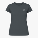 [Camiseta] com estampa frontal de símbolo geométrico com letra estilizada e estampa traseira de rosto icônico pixelado, acompanhado de texto discreto.