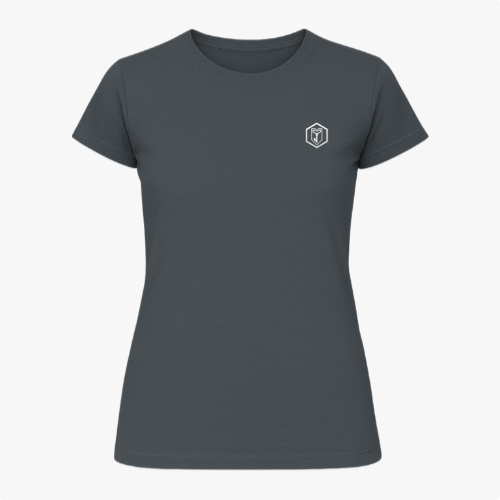 [Camiseta] com estampa frontal de símbolo geométrico com letra estilizada e estampa traseira de rosto icônico pixelado, acompanhado de texto discreto.
