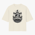 Camiseta com estampa frontal de guerreira musculosa segurando halteres, emblema com a inscrição "Iron Discipline" e elementos tribais ao redor.