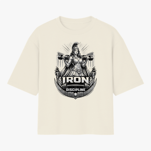 Camiseta com estampa frontal de guerreira musculosa segurando halteres, emblema com a inscrição "Iron Discipline" e elementos tribais ao redor.