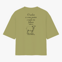 Camiseta com estampa frontal de "Févera Clothing" e estampa traseira de texto bíblico "O senhor é o meu pastor e nada me faltará", salmo 23, e um desenho de ovelha.