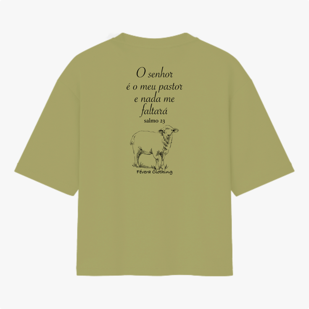 Camiseta com estampa frontal de "Févera Clothing" e estampa traseira de texto bíblico "O senhor é o meu pastor e nada me faltará", salmo 23, e um desenho de ovelha.