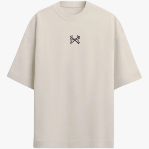 Camiseta com estampa frontal de chaves cruzadas e estampa traseira de mão segurando chave, junto com a frase "Abre Caminho o sentinela está na porta".