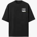 Camiseta com estampa frontal de uma escultura clássica com texto estilizado repetido e detalhe de rasgo, e estampa traseira similar ampliada e centralizada.