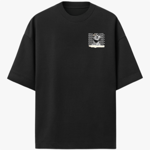 Camiseta com estampa frontal de uma escultura clássica com texto estilizado repetido e detalhe de rasgo, e estampa traseira similar ampliada e centralizada.