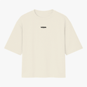 Camiseta com estampa frontal de logo pequeno escrito “VIGIA” no centro e estampa traseira de controle de videogame com frase “DEUS ESTÁ NO CONTROLE”.