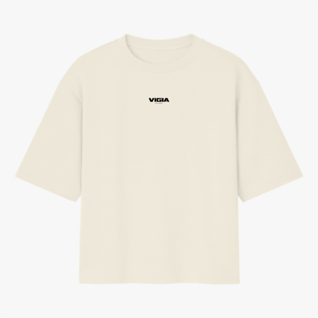 Camiseta com estampa frontal de logo pequeno escrito “VIGIA” no centro e estampa traseira de controle de videogame com frase “DEUS ESTÁ NO CONTROLE”.