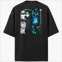 Camiseta com estampa frontal de pequenos elementos abstratos e estampa traseira de personagem de anime com chama azul, rodeado por quadros de mangá.