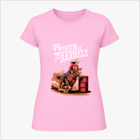 Camiseta com estampa frontal de cavaleira montando cavalo em competição de rodeio ao lado de dois barris, acompanhada do texto "Queen of the Barrels".