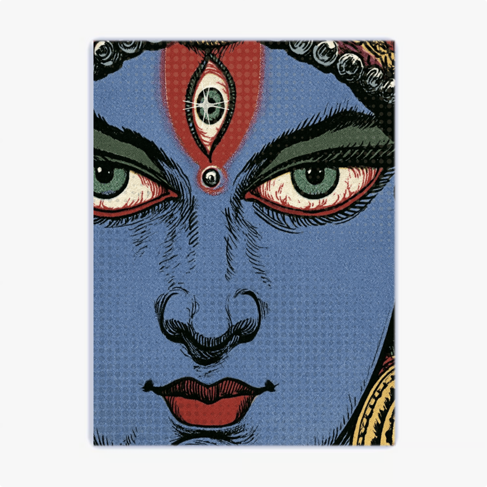 Quadro com estampa de rosto estilizado, apresentando feições marcantes, olhos expressivos, terceiro olho detalhado na testa e decoração elaborada.