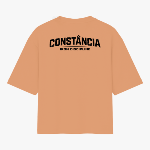 Camiseta com estampa frontal de "IRON DISCIPLINE" com design gráfico e estampa traseira de "CONSTÂNCIA IRON DISCIPLINE" em fonte destacada e marcante.