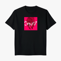 Camiseta com estampa frontal de uma espiral intrincada e dinâmica, com texto estilizado no centro que adiciona um toque de originalidade e destaque.
