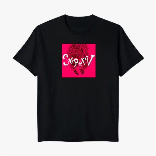 Camiseta com estampa frontal de uma espiral intrincada e dinâmica, com texto estilizado no centro que adiciona um toque de originalidade e destaque.