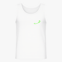 Camiseta regata com estampa frontal de uma letra estilizada curva em um tom vibrante, localizada discretamente no lado superior esquerdo do peito.