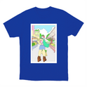 Camiseta com estampa frontal de desenho de uma jovem em cenário urbano, usando botas e gorro, carregando sacola, com prédios e céu ao fundo.